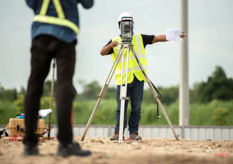 Geodeta: Jak nim zostać? Edukacja, uprawnienia, zarobki, przyszłość