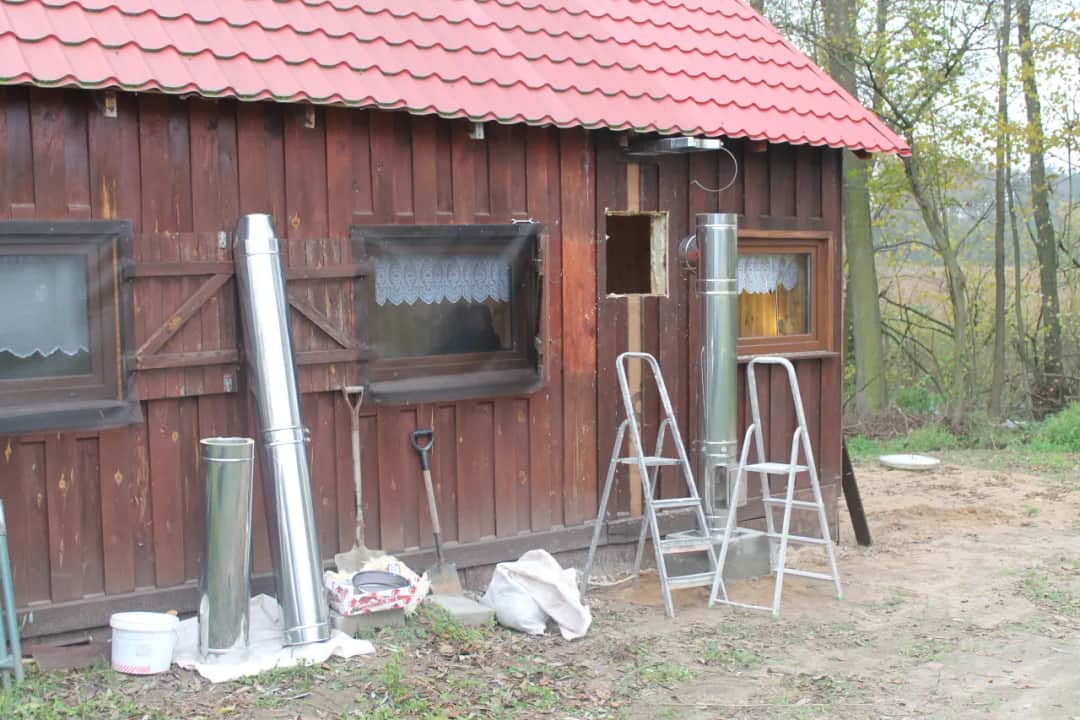 Dom drewniany a komin: Jak bezpiecznie wybrać i zamontować?