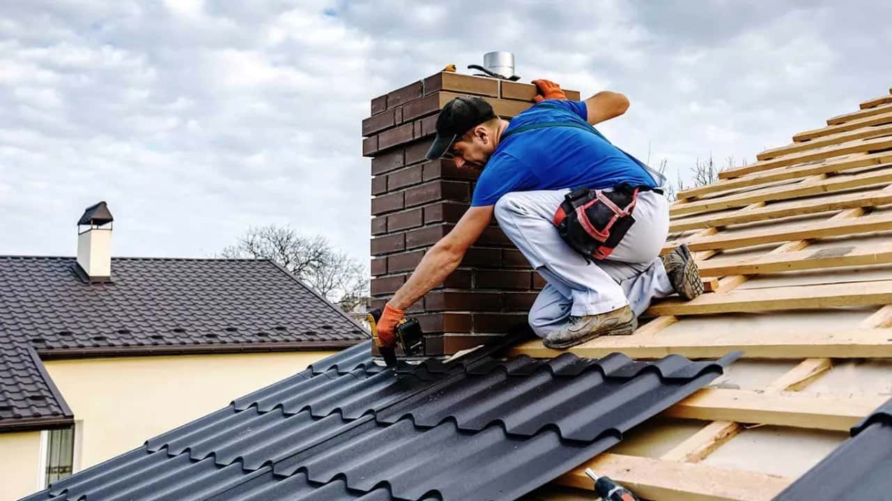 Dekarz: Cena za godzinę czy m2? Jak nie przepłacić za dach?