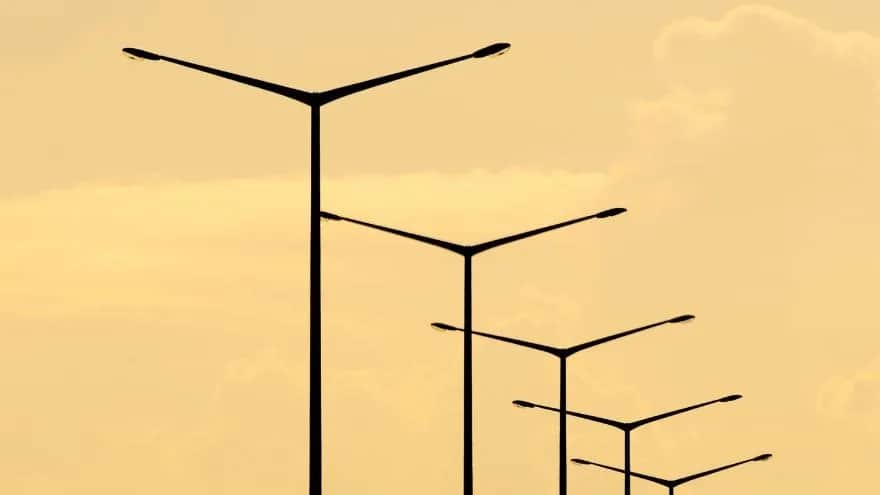 Słup oświetleniowy: Pozwolenie czy zgłoszenie? Uniknij błędów!